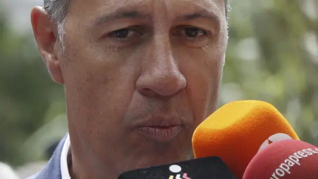 Xavier García Albiol atendiendo a los medios de comunicación.