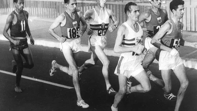 El etíope Abebe Bikila, corriendo el maratón de Roma 1960.