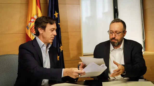 Rafael Hernando y Juan Carlos Girauta han firmado en el Congreso el pacto anticorrupción.
