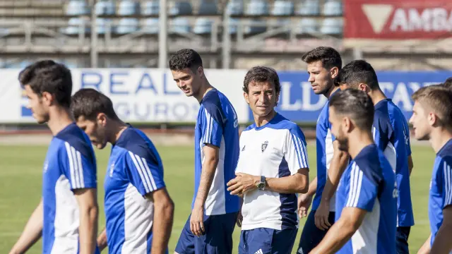 Luis Milla con los jugadores durante el entrenamiento de este viernes en la Ciudad Deportiva.