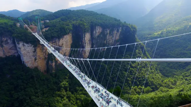 El puente está ubicado en el espectacular parque natural de Zhangjiajie.