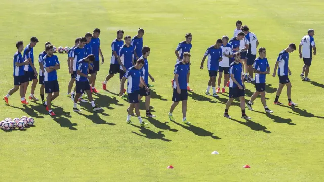 Los jugadores del Real Zaragoza, al inicio del último entrenamiento de la semana, en la mañana de este domingo en La Romareda.