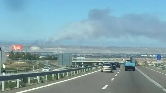 La intensa columna de humo ha alertado a los vecinos de Zaragoza