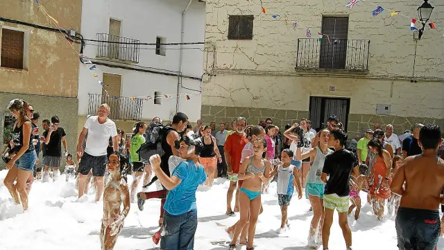 Los más pequeños de Torrevellila celebran el inicio de los festejos pasados por agua.