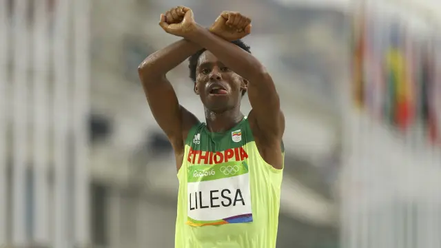 El atleta etíope Feyisa Lilesa pide asilo en Brasil tras los Juegos