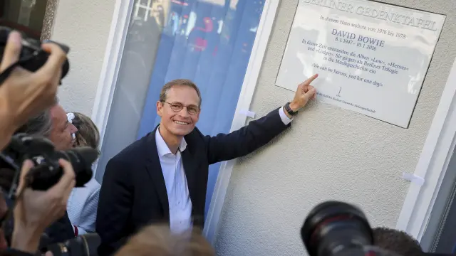 El alcalde de Berlín, Michael Müller, señala la placa colocada en Hauptstrasse 155.