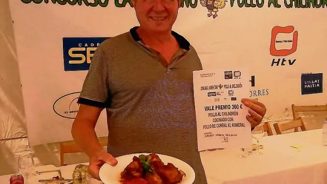 El ganador Rafael Maza, con su plato de pollo al chilindrón.