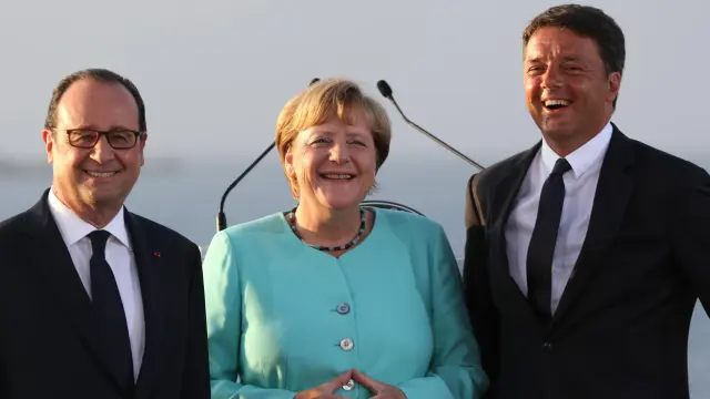 El primer ministro de Italia, Matteo Renzi (d), el presidente de Francia, François Hollande (i), y la canciller de Alemania, Angela Merkel (c),