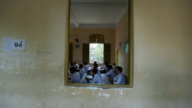 Estudiantes examinándose en un instituto de Phnom Penh.