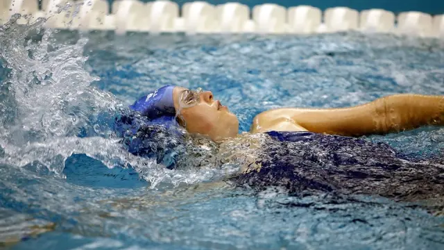 La natación ayuda a reducir el dolor causado por la fibromialgia.