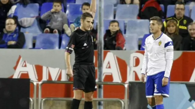 Figueroa Vázquez muestra la tarjeta amarilla a Abraham en un Real Zaragoza-Numancia de hace tres temporadas en La Romareda que acabó 1-2 a favor de los sorianos.