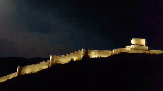 Imagen de las primeras pruebas de iluminación de la muralla de Albarracín.