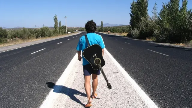 Los músicos recorren la geografía española por carretera poniendo en peligro su vida.