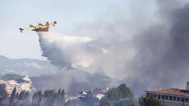 El fuego arrasa 50 hectáreas en Roma y obliga a evacuar  una residencia y un convento