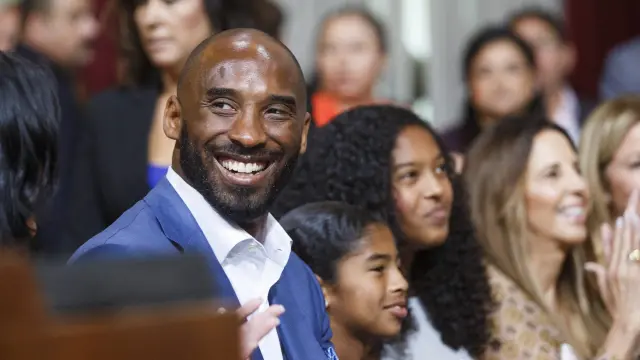 Kobe Bryant durante la ceremonia en su honor junto a sus hijas.