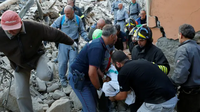 Tareas de rescate entre los escombros en Amatrice