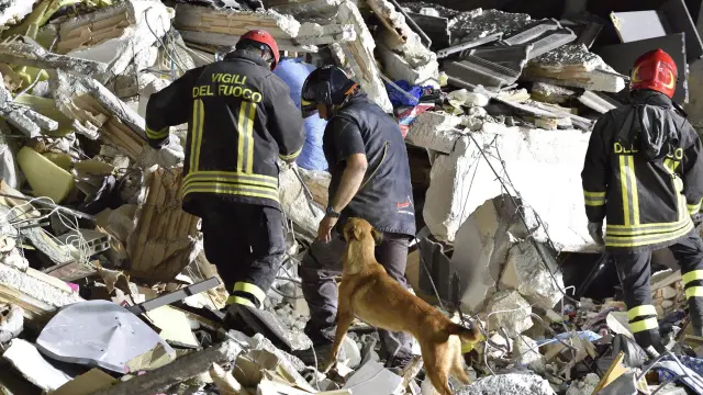 Los equipos de rescate buscan a personas entre los escombros.