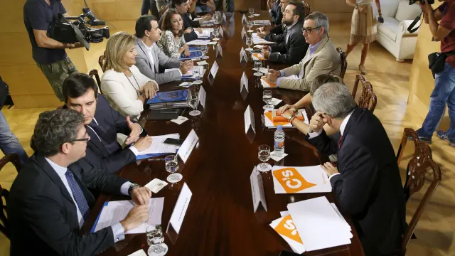 Mesa de negociación de PP y Ciudadanos.