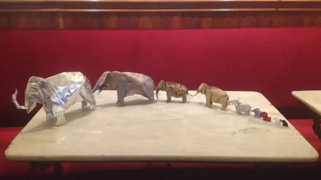 Nueve elefantes elaborados por el Grupo Zaragozano de Papiroflexia.