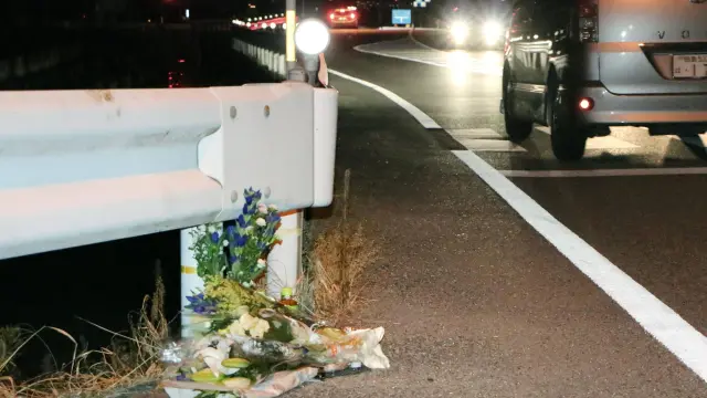 Flores en homenaje a la mujer fallecida en Japón tras ser arrollada por un conductor que jugaba a Pokémon Go.