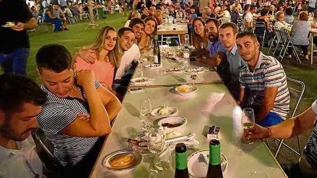 Un grupo de jóvenes, en el último Festival Vino Somontano, tomando vinos y tapas.