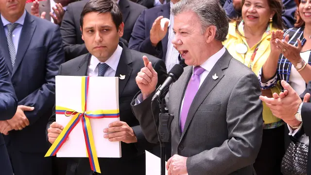 Juan Manuel Santos anuncia el fin de las FARC con un plebiscito este 2 de octubre.