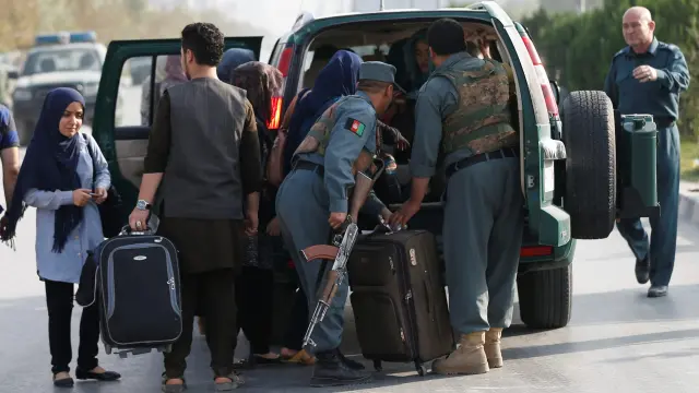 Las fuerzas de seguridad evacúan a los estudiantes durante el ataque a la universidad americana de Kabul.
