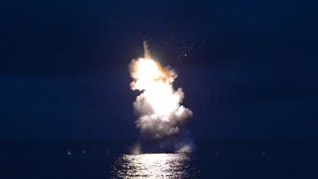 Imágenes del lanzamiento del misil norcoreano desde un submarino.