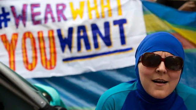 Una mujer se manifiesta junto a un grupo contra la prohibición del burkini en Londres