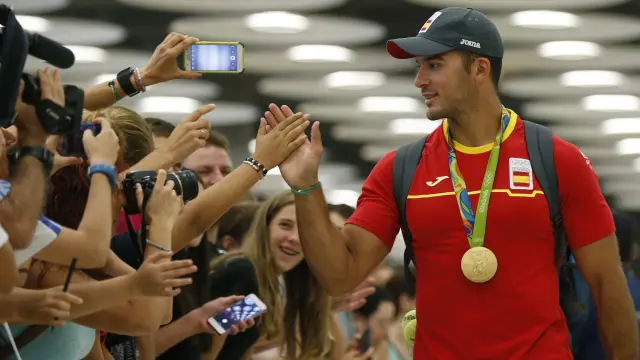 El olímpico Cristian Toro es recibido por sus aficionados en Madrid tras llegar de Río