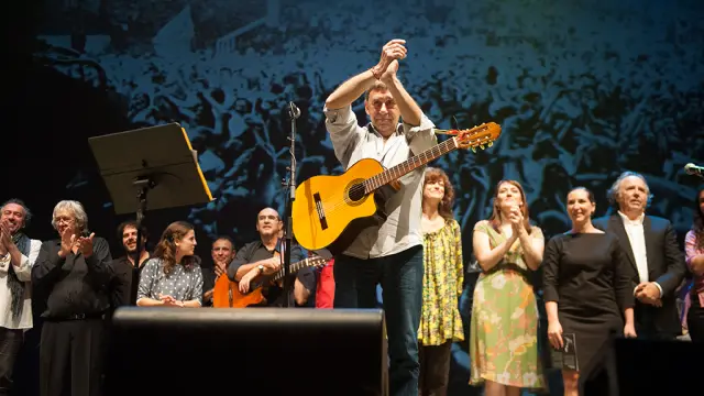 Joaquín Carbonell, durante un concierto