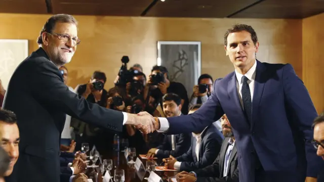 Mariano Rajoy y Albert Rivera durante la firma del pacto de investidura.