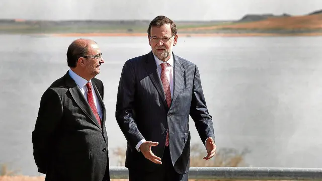 El único encuentro entre Lambán y Rajoy. Fue el 8 de octubre de 2015, en la inauguración del embalse de San Salvador.