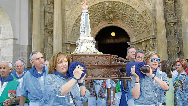 Los peñistas se fueron turnando para portar a hombros la reliquia desde la catedral.