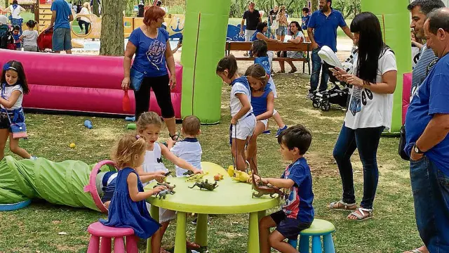 Varios niños juegan bajo la atenta mirada de sus padres en el 'parque de la Alegría', ayer, en Ejea de los Caballeros.