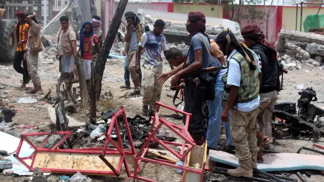 Yemeníes inspeccionan el lugar del atentado