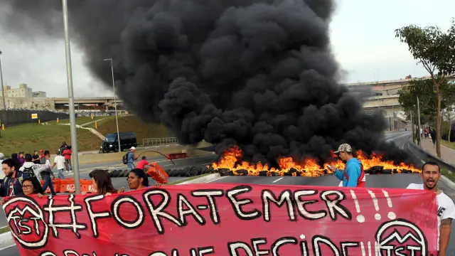 Manifestantes a favor de Rousseff sostienen una pancarta con el mensaje "Fuera Temer" en Sao Paulo.