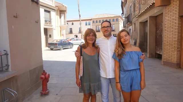 Eulalia Galindo, Sergio Martín y su hija Ariadna viven en Berbegal desde el mes de julio.