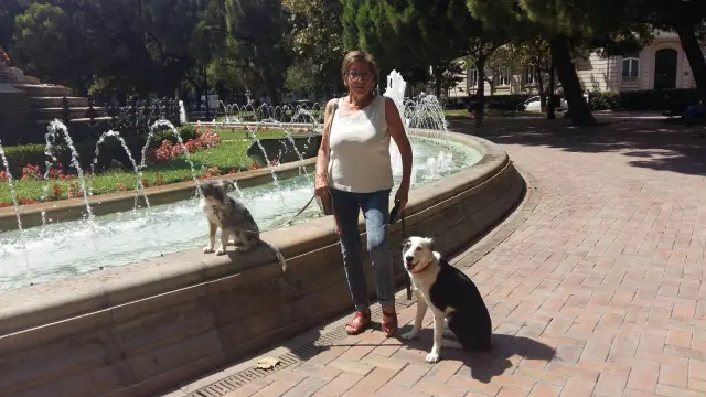 María Ángeles Abad, de 70 años, con sus dos perras en la plaza de los Sitios de Zaragoza.