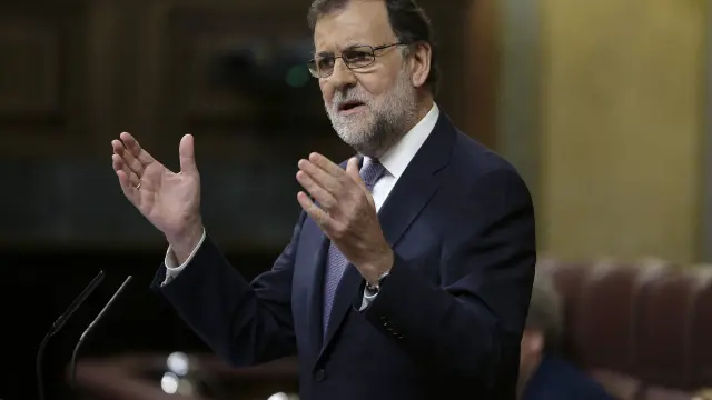 El presidente del Gobierno en funciones, Mariano Rajoy,contesta al secretario general del PSOE, Pedro Sánchez ,en la segunda sesión del debate de su investidura esta mañana en el Congreso de los Diputados.