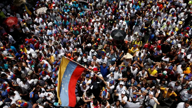 Miles de opositores 'toman' Caracas para pedir el revocatorio 