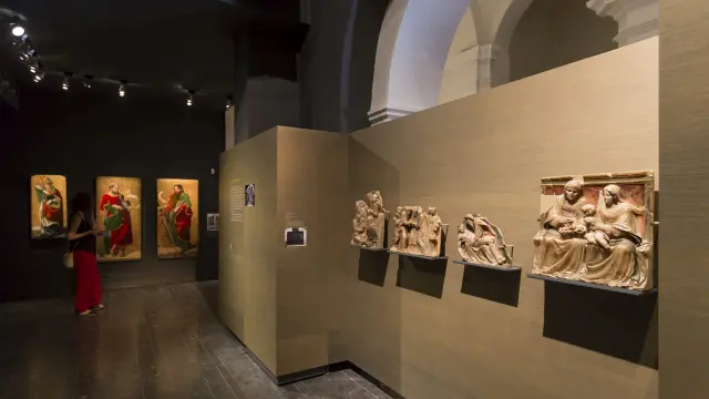 A la derecha, fragmentos del retablo de Santa Ana que debe devolver el Museo de Lérida.