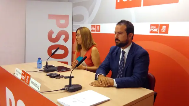 Los procuradores socialistas sorianos Virgina Barcones y Ángel Hernández en rueda de prensa