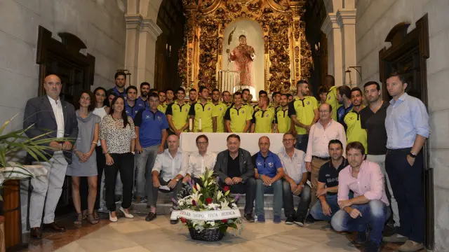 Los jugadores, directiva y cuerpo técnico realizaron una ofrenda a San Lorenzo.