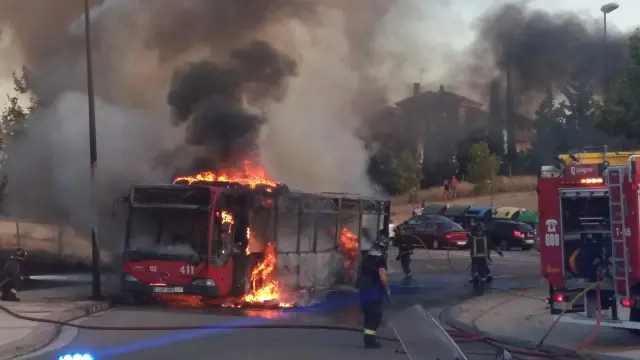 Arde un autobús urbano en el barrio Montecanal.