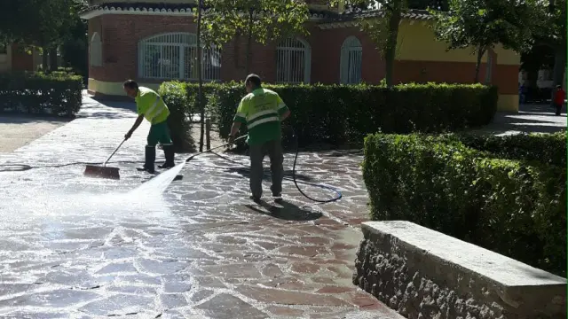 Trabajos de limpieza con agua a presión en el parque de San Francisco de Borja.