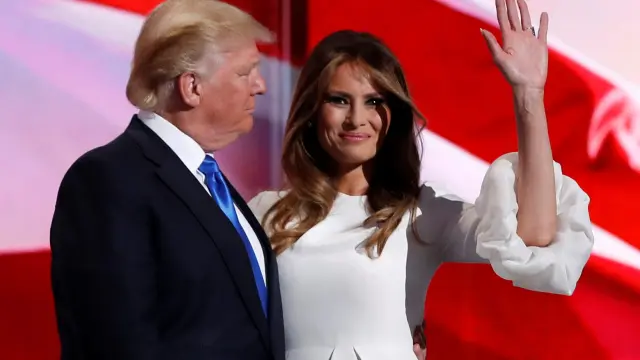 Melania Trump junto a su marido, Donald Trump, en un acto de campaña.