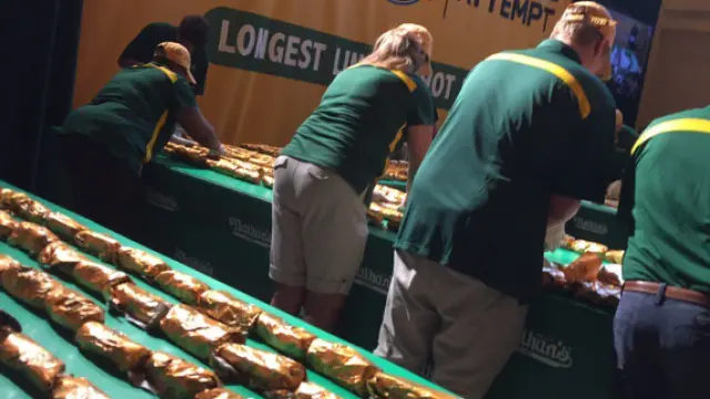 Récord Guiness con la línea de "hot dogs" más larga del mundo en Nueva York