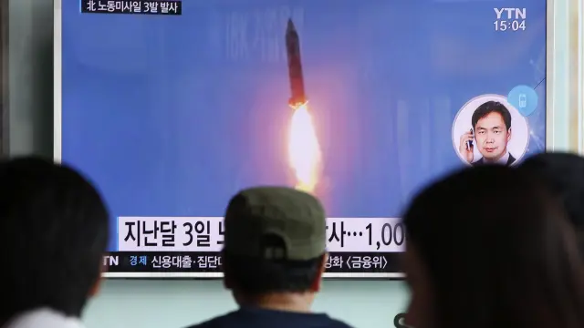 Varias personas ven un informativo en Corea del Sur en el que se informa del lanzamiento de tres misiles por parte de Corea del Norte.