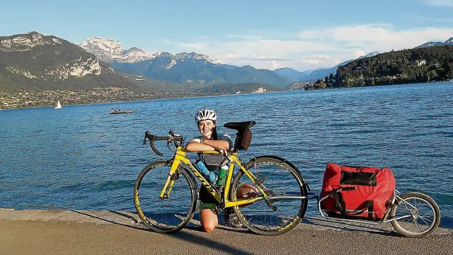 La bilbilitana Beatriz Bacarizo, de 21 años, durante su aventura, con su bicicleta y su pequeño equipaje.